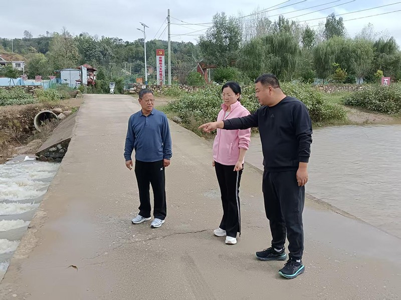 2025年10月8日贠根中督导农村公路.jpg
